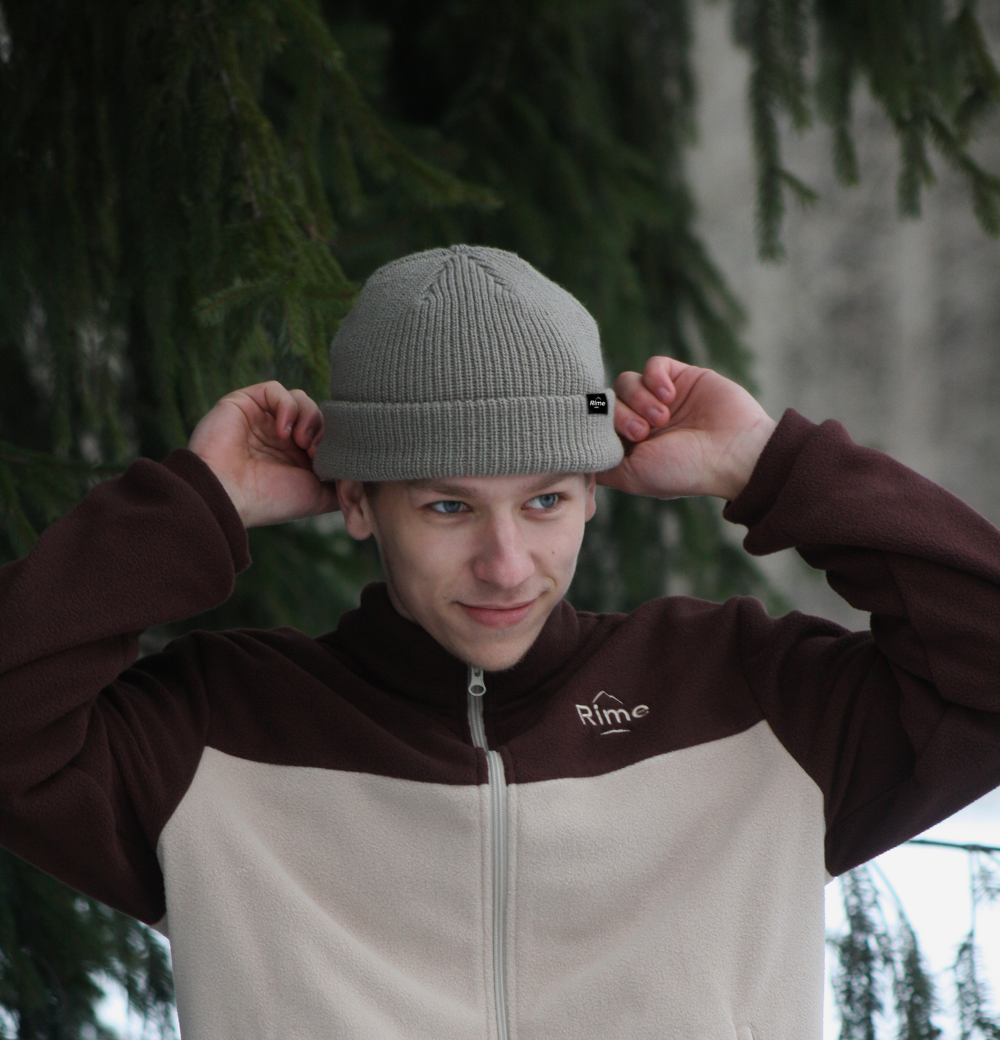 Bonnet gris à revers