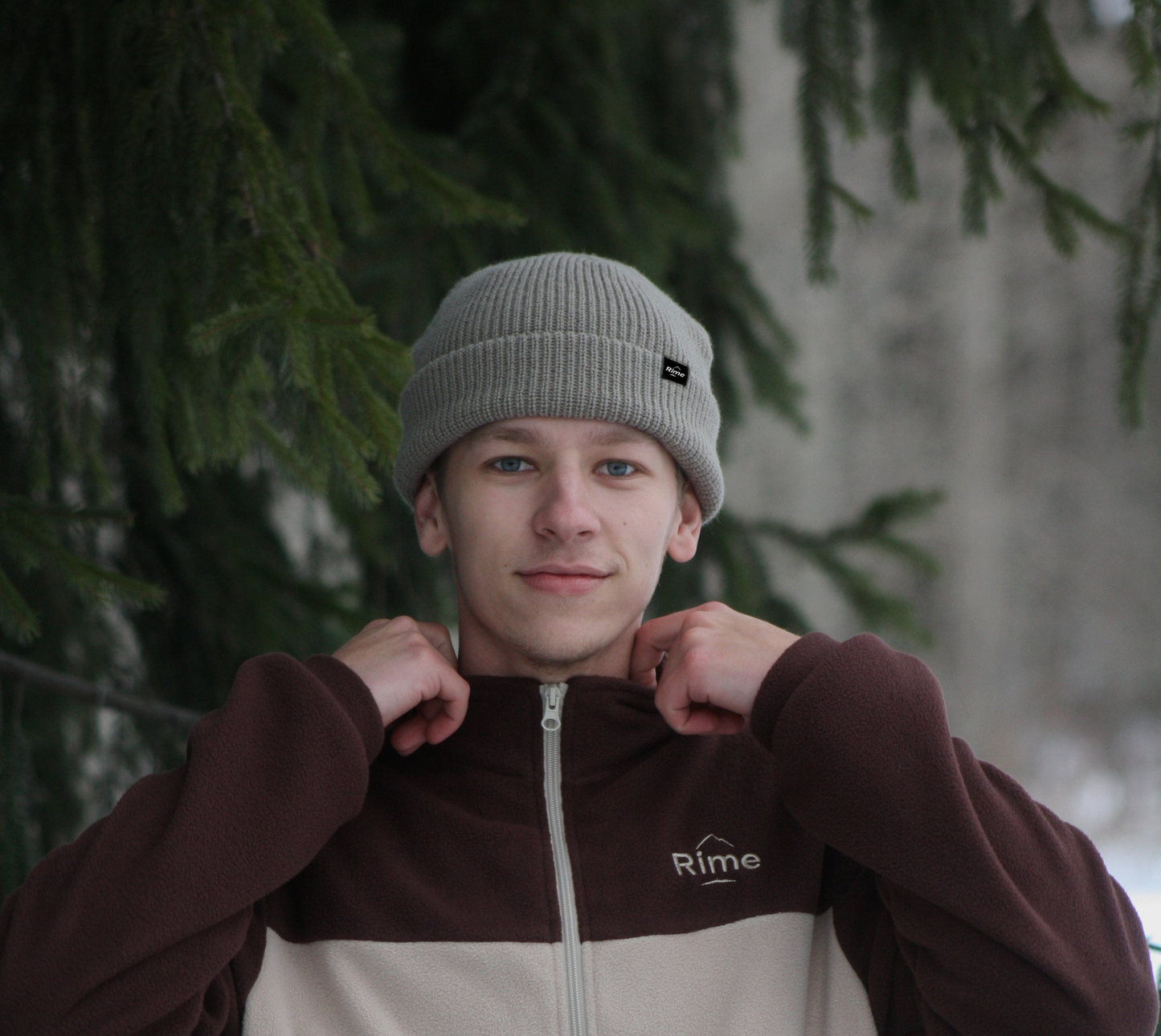 Bonnet gris à revers